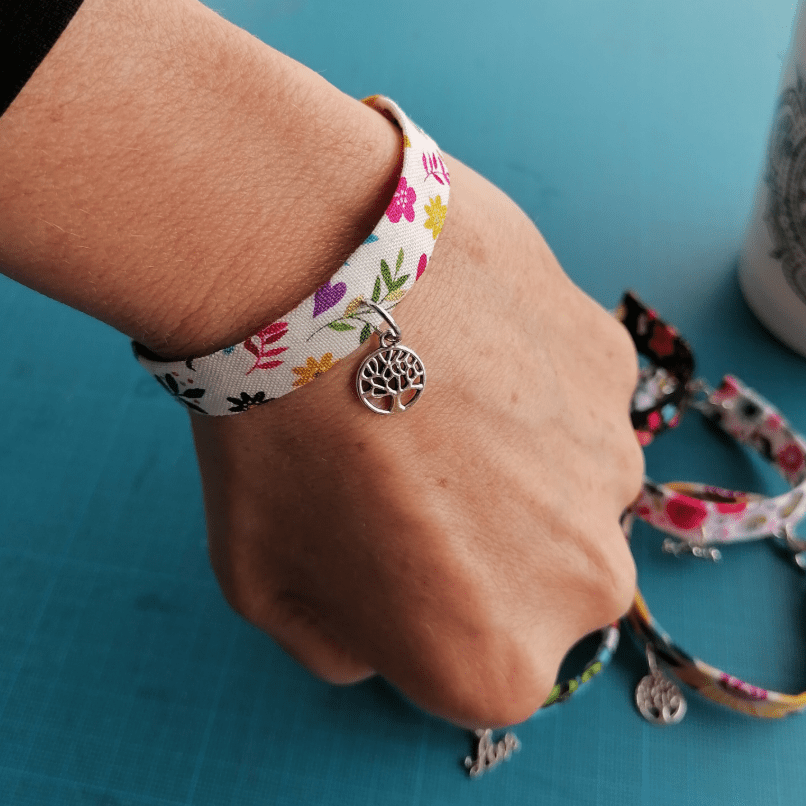 Bracelet en tissu ajustable - breloque arbre de vie, love ou fleurette - CARMANO by Les créas K.ro