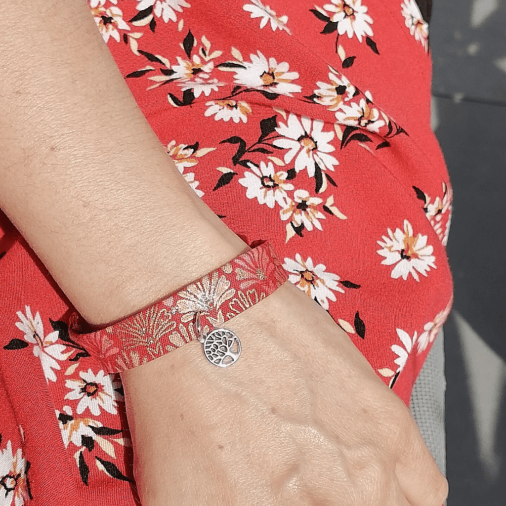 Bracelet en tissu ajustable - breloque arbre de vie, love ou fleurette - CARMANO by Les créas K.ro