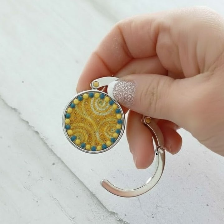 Crochet de table pour sac à main ou sac à dos pliable en tissu et métal - CARMANO by Les créas K.ro