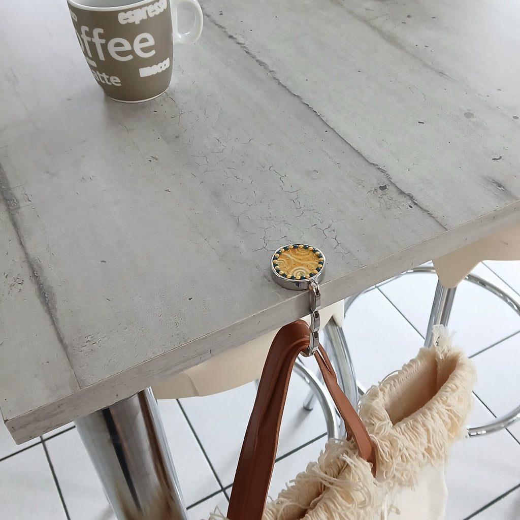 Crochet de table pour sac à main ou sac à dos pliable en tissu et métal - CARMANO by Les créas K.ro