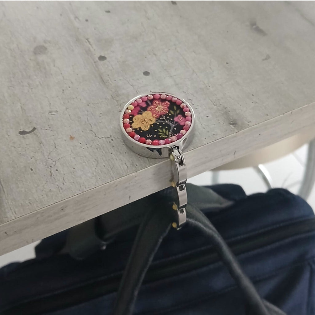 Crochet de table pour sac à main ou sac à dos pliable en tissu et métal - CARMANO by Les créas K.ro