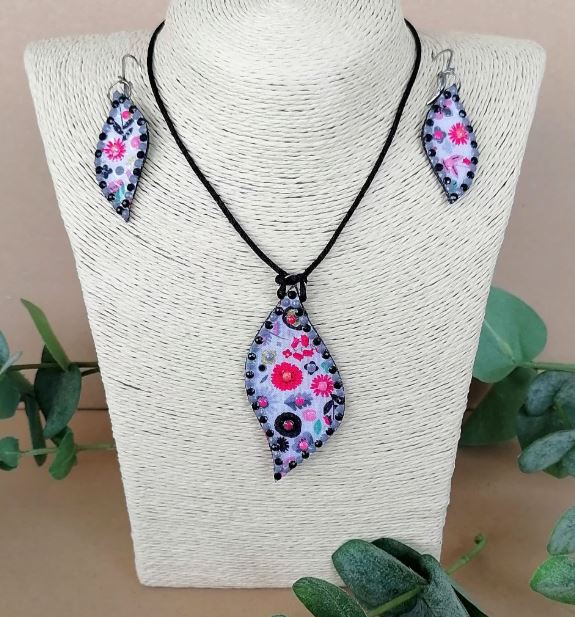 Parure de Bijoux feuilles en tissu Personnalisable – Duo pendentif & Boucles d’Oreilles - CARMANO by Les créas K.ro